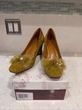 Olive Green Suede Vintage Style Block Heel Pumps with Faux Fur & Pearl Accent